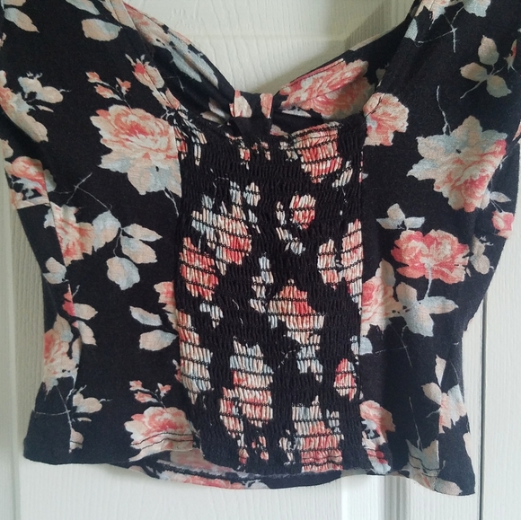 PINS & NEEDLES Black Floral Crop Top Small UO NWT - Picture 8 of 9